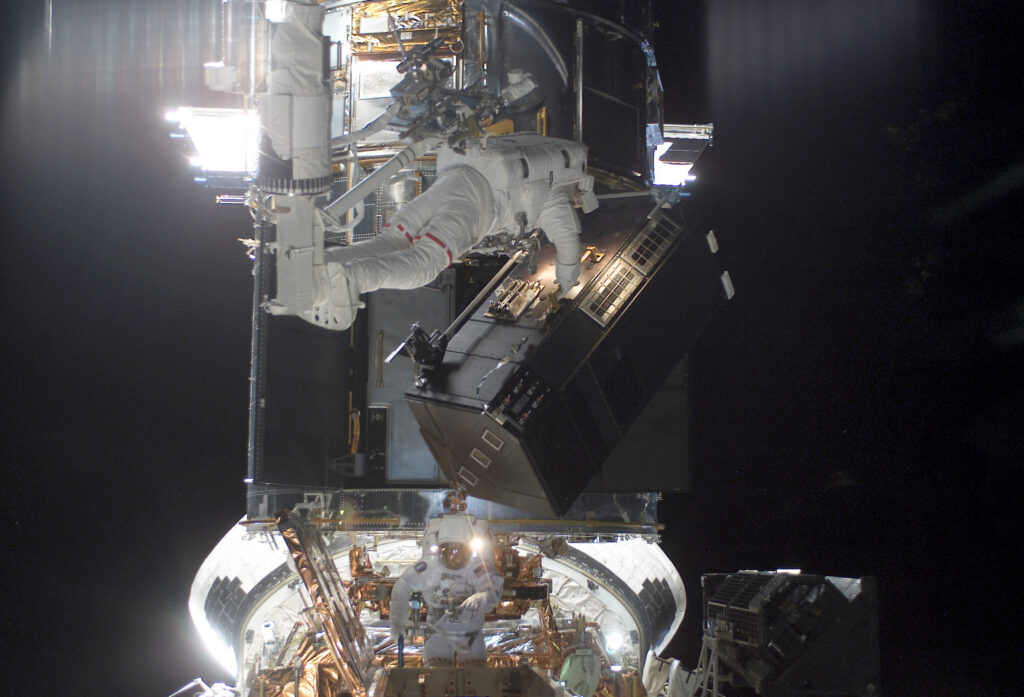 Installation of ACS into Hubble’s radial instrument bay.