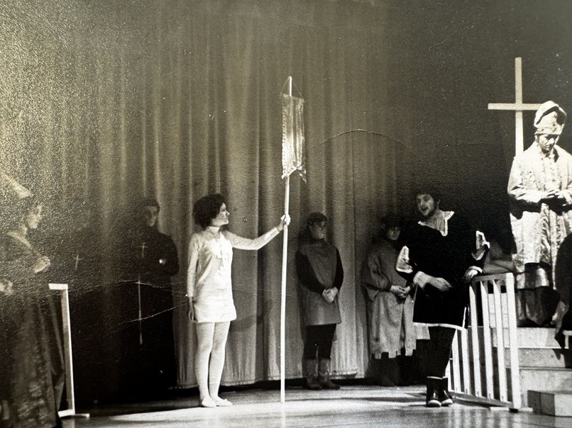 Final tableau of L'Alouette, February 1970, directed by Liz Gerschel. Also pictured: Catriona White (Jeanne), Christian Delaisse (Beaudricourt), Manliffe Goodbody (l'Archeveque) and cast